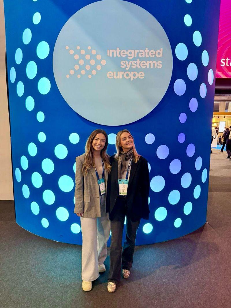 Cat and Synne from the tim team at a trade show